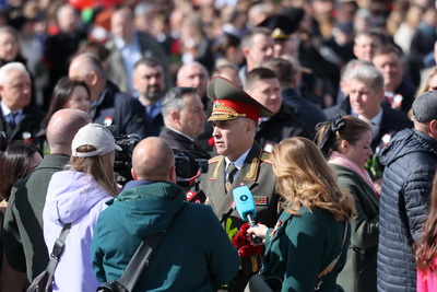 \"Беларусь помнит\": торжественная церемония возложения цветов проходит на площади Победы