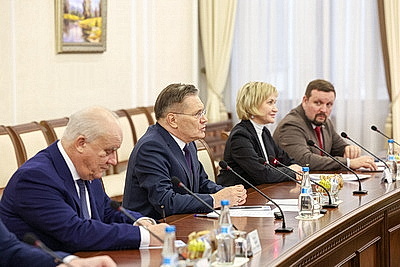 В правительстве состоялась встреча с генеральным директором российской госкорпорации \"Росатом\"