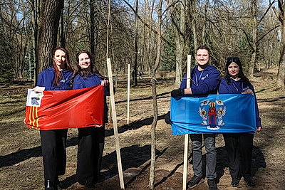 Аллею Памяти городов-героев высадили в столичном парке Победы