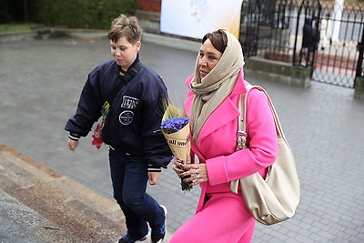 С букетом васильков в руках. Клаудио Гуджеротти возглавил литургию в брестском костеле Воздвижения Святого Креста