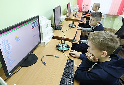 Дети тянутся к занятиям с первого класса. Как в сельской школе под Витебском растят будущих инженеров