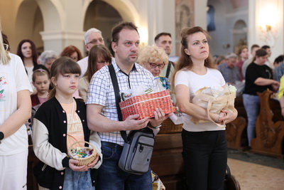Накануне Пасхи белорусы освящают куличи в храмах и костелах