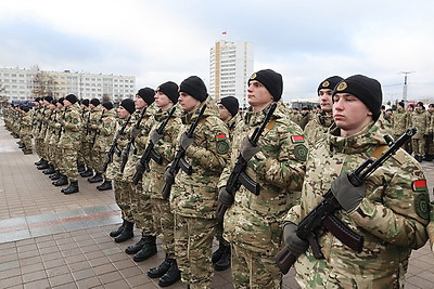 Молодое пополнение военнослужащих внутренних войск приняло присягу на площади Победы в Витебске