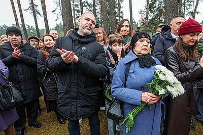 Памятник Змитроку Бядуле открыли на Восточном кладбище в Минске