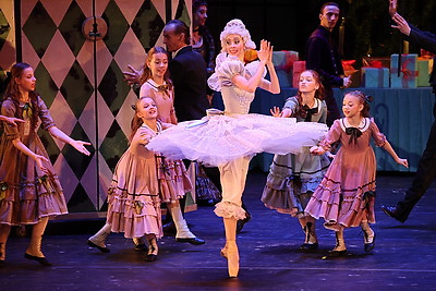 Праздник тепла и радости. В Большом театре прошла благотворительная акция \"Так просто быть вместе\"