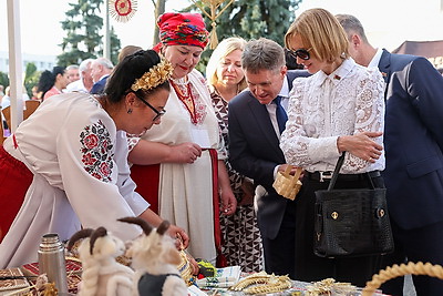День белорусской письменности. В Лиде прошло открытие новой скульптуры, памятное гашение марки, презентации