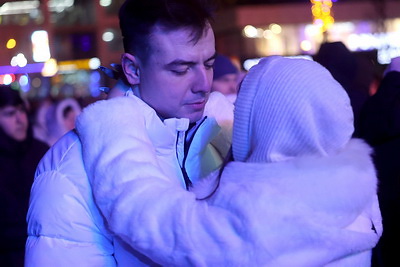 В танце и с зажигательными песнями минчане встретили первый день нового года