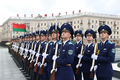 Парламентская делегация КНР возложила венок и цветы к монументу Победы в Минске