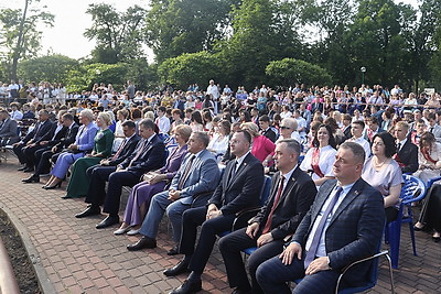 \"Алые паруса\". Бал выпускников прошел в Бресте