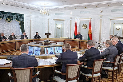 Лукашенко проводит селекторное совещание по уборочной кампании