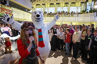 Лукашенко: страна всегда сильна традициями, одна из них в Беларуси - новогодние поздравления детей