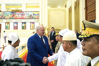 Лукашенко встретился с Мин Аун Хлайном в Президентском дворце в Нейпьидо
