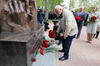 Памятный знак жертвам геноцида белорусского народа \"Древо жизни\" открыли в Витебске