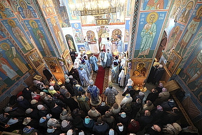 Православные верующие празднуют Благовещение Пресвятой Богородицы