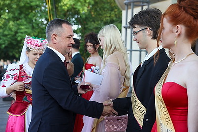 \"Алые паруса\". Бал выпускников прошел в Бресте