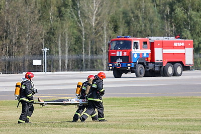 В Национальном аэропорту Минск прошло учение по тушению пожара и спасению людей