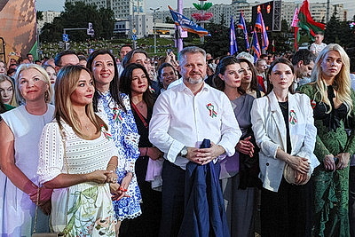 Гала-концерт \"Сильны в единстве, едины в песне\" собрал тысячи минчан у стелы \"Минск - город-герой\"
