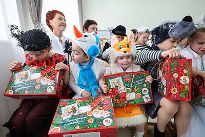 Акция \"Наши дети\". С новогодними праздниками поздравили ребят витебского детского дома