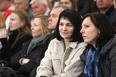 Первые соревнования стартовали под сводами крытых теннисных кортов в Пинске