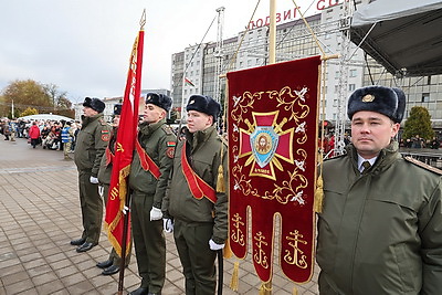 Молодое пополнение военнослужащих внутренних войск приняло присягу на площади Победы в Витебске