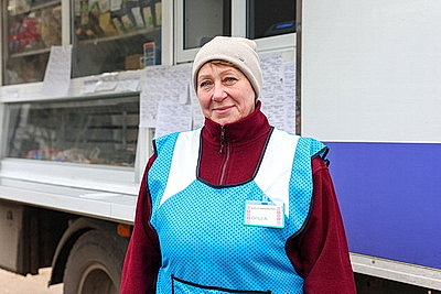 \"Продуктов вдоволь, заказы - в тетрадке\". Как автолавка делает жизнь на селе более комфортной