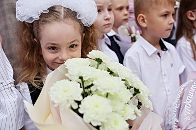 \"В три раза более долгожданно и волнительно\". В Минске в первый класс пошли тройняшки