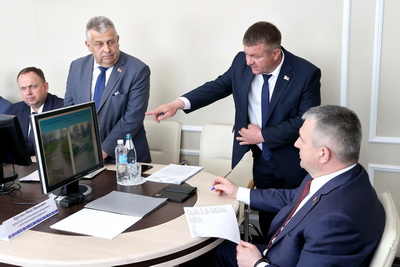 Сети коммуникаций в жилом секторе, благоустройство. Крупко провел прием граждан в Брагине