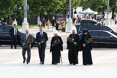 Святейший Патриарх Кирилл возложил венок к монументу Победы в Минске