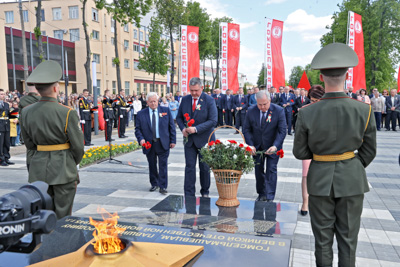 \"Память о вас никогда не умрет\". Обновленный памятник погибшим в ВОВ гомсельмашевцам открыли в Гомеле