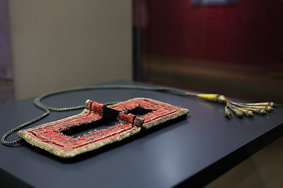 \"Элегантность серебра\". В Национальном художественном музее представили сокровища оманского двора