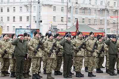 Молодое пополнение военнослужащих внутренних войск приняло присягу на площади Победы в Витебске