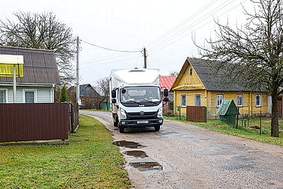 \"Продуктов вдоволь, заказы - в тетрадке\". Как автолавка делает жизнь на селе более комфортной