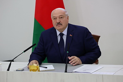 Лукашенко проголосовал на президентских выборах и провел пресс-конференцию для СМИ