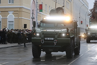 Памятник Рокоссовскому, парад военной техники. В Гомеле почтили память героев-освободителей