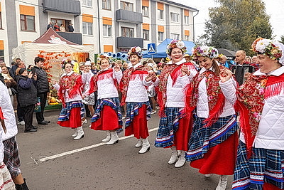 Памятник креветке, выставка караваев и подворий. В Белоозерске проходят \"Дажынкі-2025\"