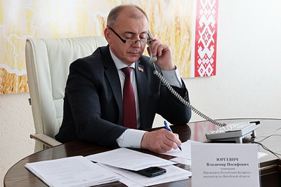 Ремонт дорог, электроотопление. Помощник Президента провел прием граждан и прямую линию в Городке