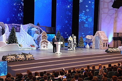 Лукашенко: страна всегда сильна традициями, одна из них в Беларуси - новогодние поздравления детей