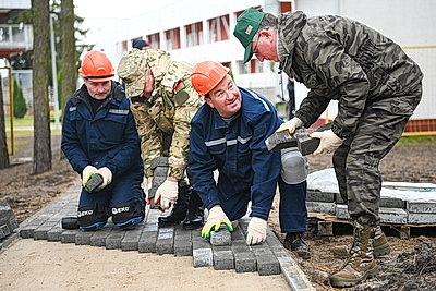 На республиканском субботнике благоустроили территорию Брестской областной клинической больницы