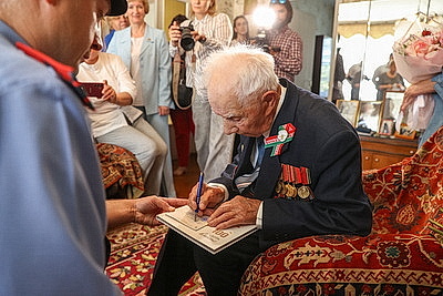 В Бресте ветеран Петр Светкин принимает поздравления с 100-летием