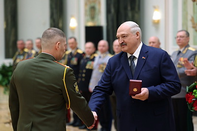 Лукашенко вручил государственные награды и погоны высшему офицерскому составу