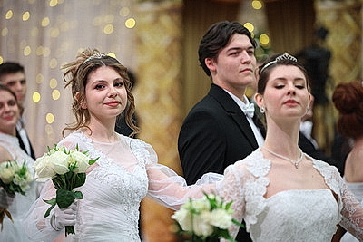 Вальс, кадриль и полонез. Дворец Независимости собрал участников красочного новогоднего бала