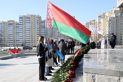 В День защитников Отечества к стеле \"Минск - город-герой\" возложили цветы