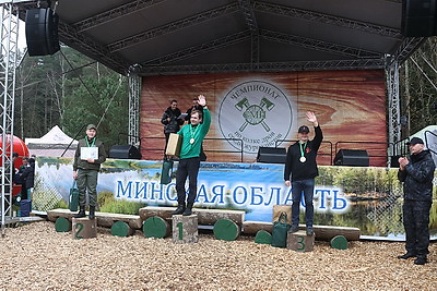 Невероятная атмосфера. Четвертый чемпионат по колке дров среди СМИ проходит в Минском районе