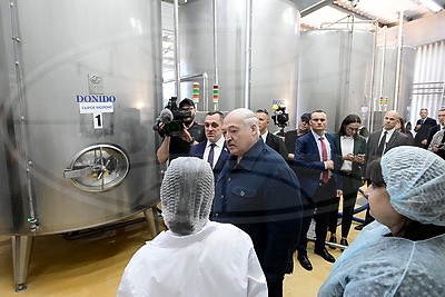 Лукашенко посетил производство сыров и пекарню в Копыси