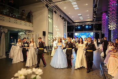 Юные и прекрасные: в Национальной школе красоты состоялся ежегодный праздничный новогодний бал