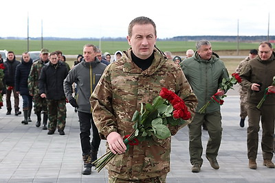 Придать мемориалу новый облик. Турчин провел субботник на Кургане Славы