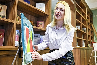 Познать душу через касание. Удивительная история незрячей художницы и ее тактильных картин