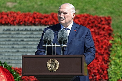 Лукашенко в День Независимости возложил венок к подножию Кургана Славы
