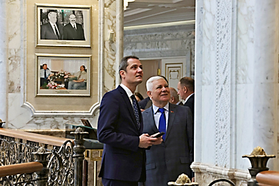 Работники холдинга \"БЕЛСТРОЙЦЕНТР\" посетили с экскурсией Дворец Независимости