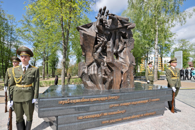 В Гродно на территории мемориала \"Шталаг-324\" установили памятный знак \"Древо жизни\"